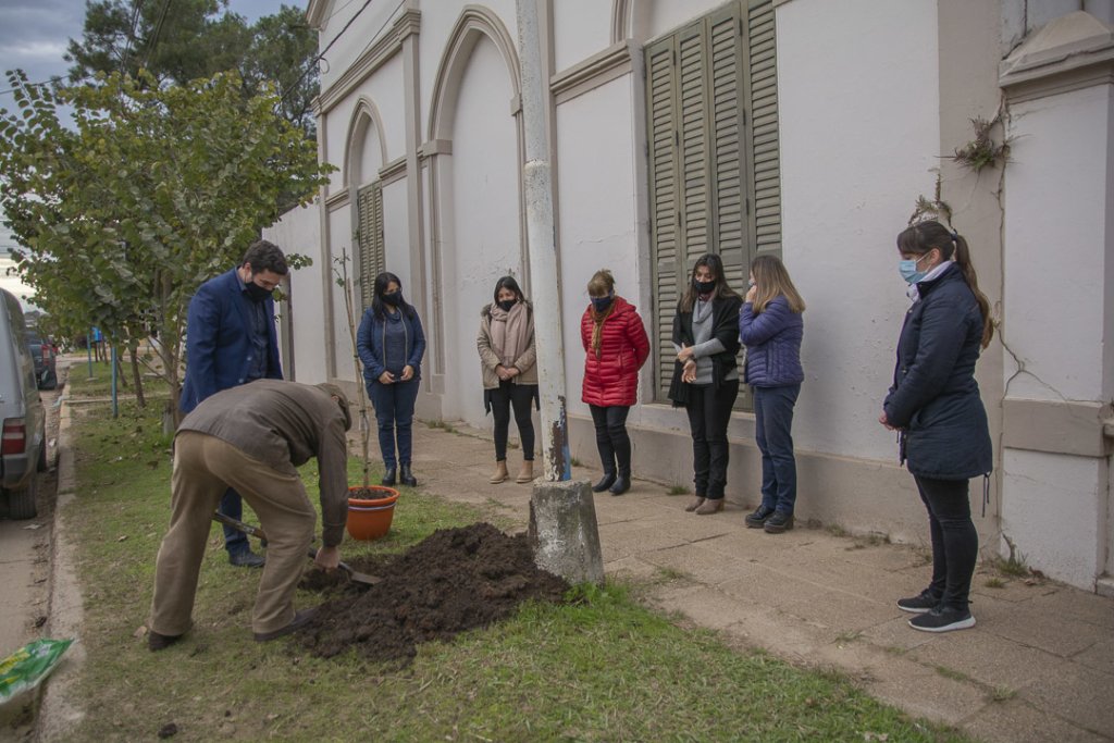El Intendente homenajeó a la Escuela 83 Justo José de Urquiza y al