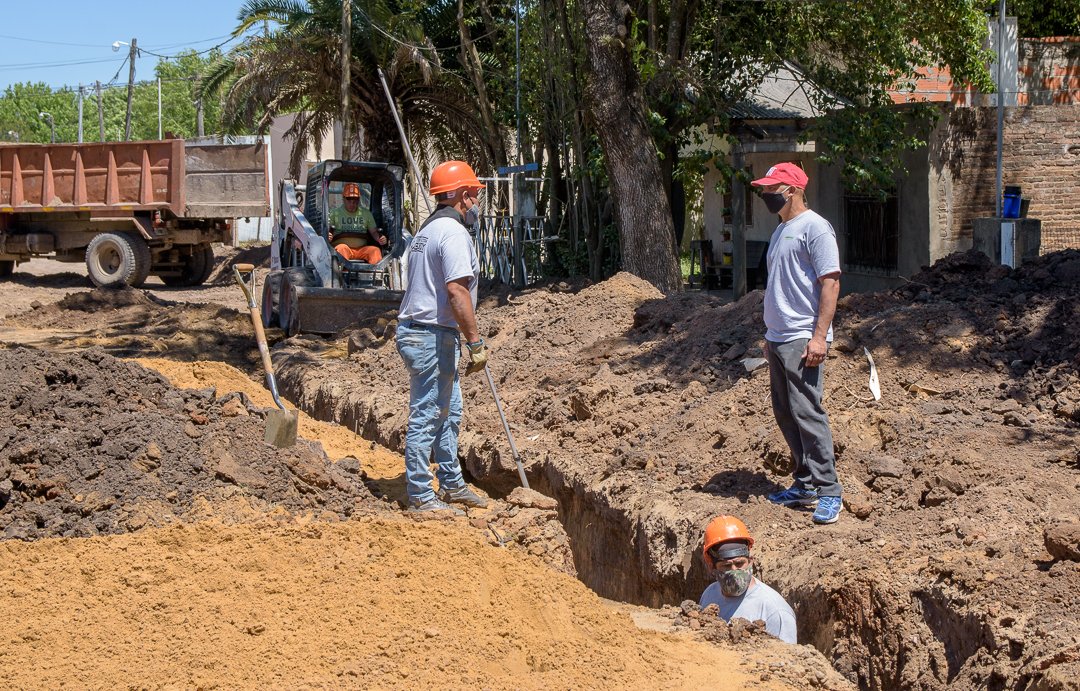 Hombres trabajando en la ampliación de la red cloacal en Barrio El Brillante