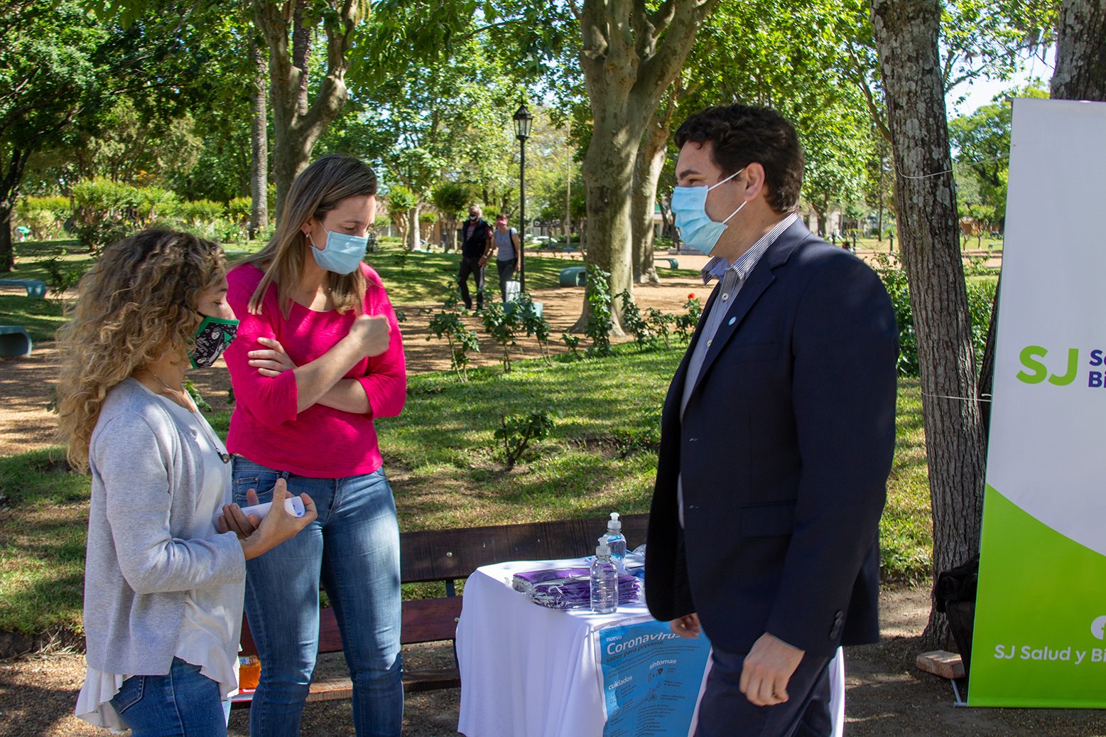 Funcionarias de la cartera de salud y bienestar social junto al intendente Gustavo Bastian en Plaza General Urquiza